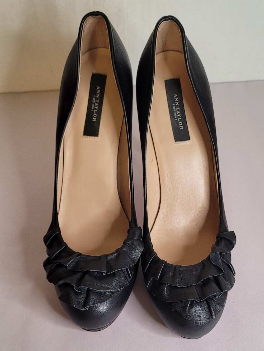 Ann Taylor Black Leather Ruffle Pumps Size 7.5 - Picture 3 of 9